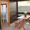 Veranda in legno con tavolo da picnic.