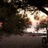 Tramonto su sentiero sabbioso, bicicletta appoggiata.