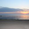 Alba su una spiaggia deserta.