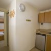 Cucina piccola vista verso una camera da letto.