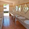 Bagni con lavandini e specchi in fila.