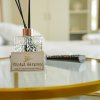 Tavolino con diffusore e cartello Hotel Sirena.