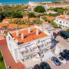 Veduta aerea dell'hotel con auto parcheggiate.