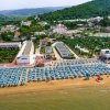 Stabilimento balneare con ombrelloni azzurri.