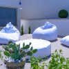 Poltrone gonfiabili bianche su una terrazza.