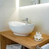 Lavabo moderno su mobile in legno.