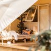 Tenda elegante con veranda e sdraio.