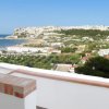 Vista panoramica su mare, città e colline.