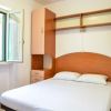 Camera da letto con letto matrimoniale e mobile a ponte.
