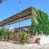 Struttura con pergola e verde, viali pavimentati.